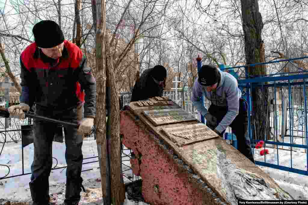 Працэдура экзгумацыі з ўральскіх могілак