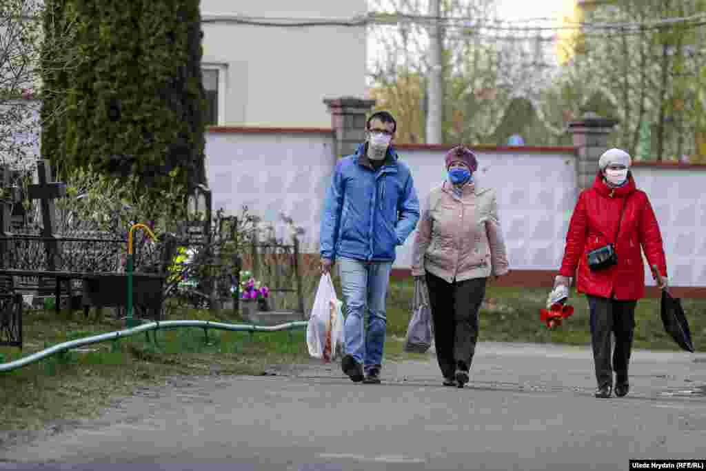 Сьвятары і мэдыкі заклікаюць ня ехаць на Радаўніцу на могілкі праз эпідэмію каранавірусу