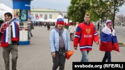 Архіўнае фота. Расейскія турысты ў Менску падчас Чэмпіянату сьвету ў хакеі у 2014 годзе 