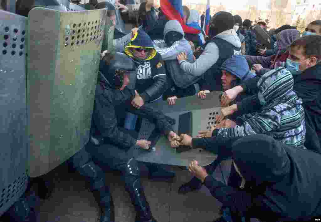 Столкновения митингующих с милицией при попытке ворваться в здание областной администрации &nbsp;