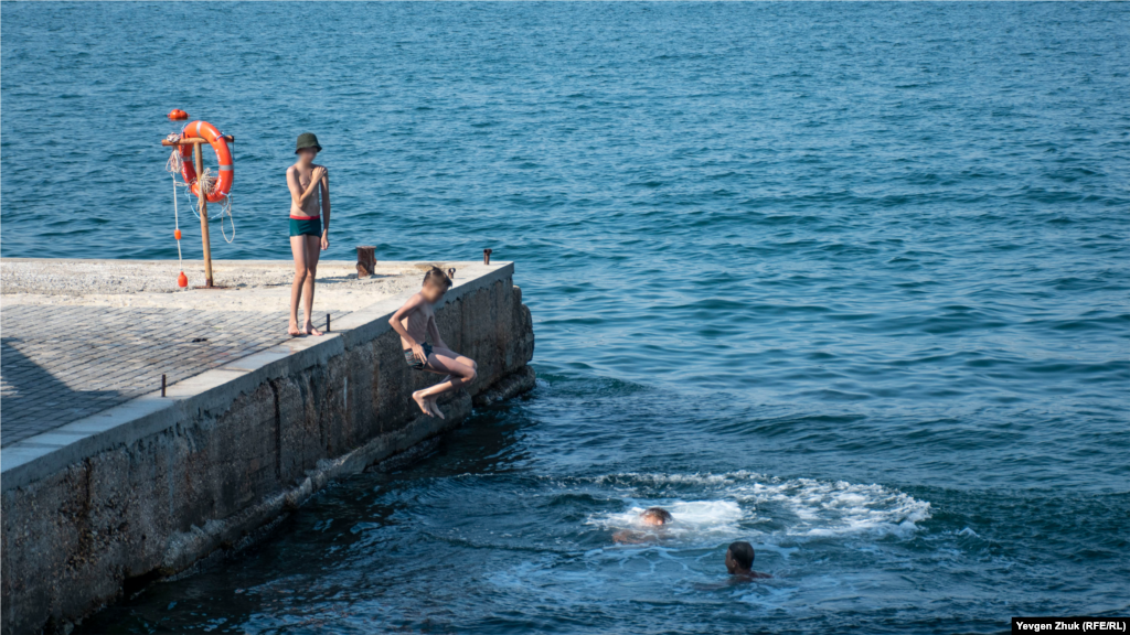 Чтобы быстро охладиться, можно просто прыгнуть в море с набережной&nbsp;