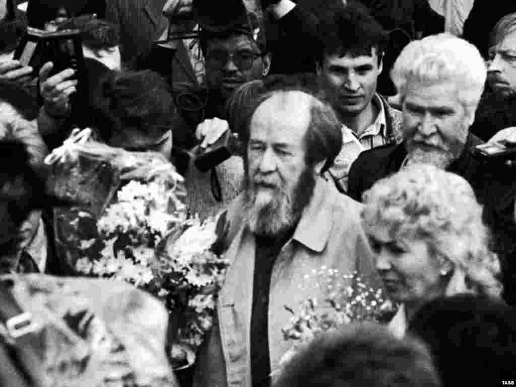 Russia - Aleksandr Solzhenitsyn returns to Russia after 20-year long staying abroad, 29May1994