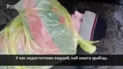 Абаронца Курапатаў прыкаваў сябе да бампэра МАЗа будаўнікоў. Відэа