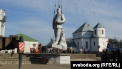 Падчас дэмантажу помніка Леніну ў Смаргонях. 18 красавіка 2019 году