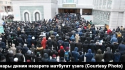 Russia -- Muslims at Jamig mosque in Moscow