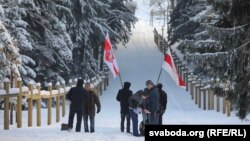 Актывісты ў Курапатах, архіўнае фота