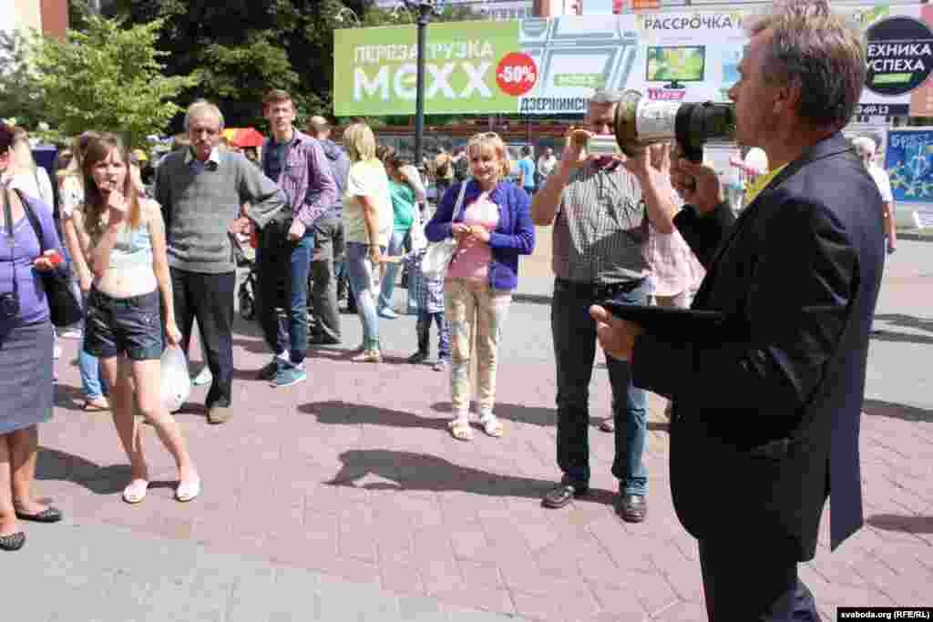 Прамовы Лябедзькі праз мэгафон спыняліся паслухаць многія берасьцейцы