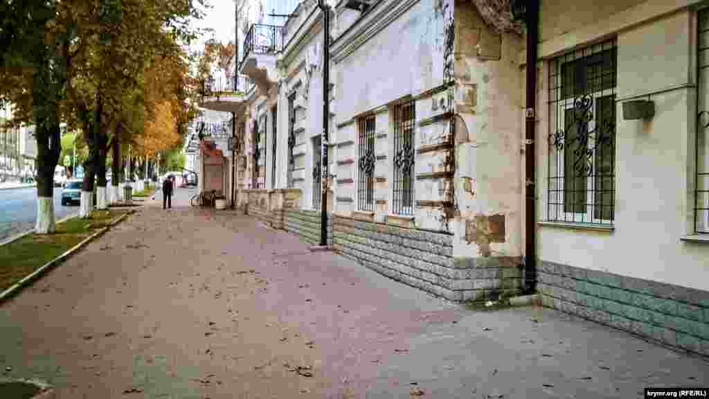 Чуть дальше от набережной улицы совсем пустые. Желтые листья на деревьях и земле напоминают о времени года