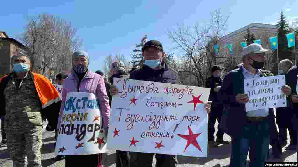 Қытайдан қарыз алудың қауіпті екенін айтып тұрған адам.&nbsp; &quot;Қазақтың бүкіл байлығы ұстағанның қолында, тістегеннің аузында кетті. Осыған мүмкіндік беріп отырған бүгінгі Назарбаев - Тоқаев билігі. Біз Назарбаев билігіне қарсы тұрамыз. Қытай экспансиясына қарсы тұрамыз. Өйткені біз үндемесек, Қытайға жұтылып кетеміз&quot; деді Демпартия белсендісі Абзал Достияров.&nbsp;