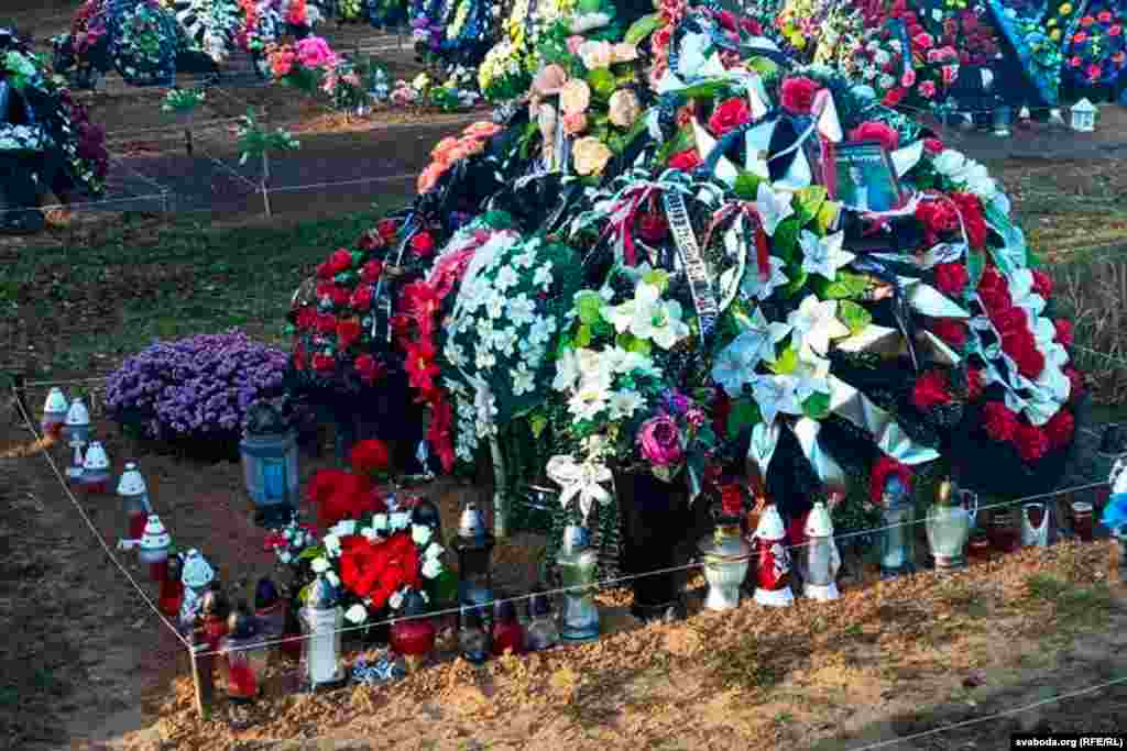 Палітвязень&nbsp;Вітольд Ашурак,&nbsp;асуджаны на пяць гадоў турмы, памёр 21 траўня 2021 году ў шклоўскай калёніі ПК № 17.&nbsp;Сьледчы камітэт апублікаваў відэа, якое выклікае шмат пытаньняў і на якіх відаць, як Вітольд у камэры двойчы падае. Са словаў супрацоўнікаў калёніі, асуджаны разьбіў галаву, скаргаў на стан здароўя не выказваў, адмовіўся ад дапамогі і шпіталізацыі. &laquo;Пры ўскрыцьці прыкмет крымінальнага характару сьмерці асуджанага ня выяўлена&raquo;. Родныя і сябры афіцыйнай вэрсіі&nbsp;ня вераць