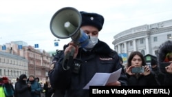 Полицейский на акции протеста, архивное фото