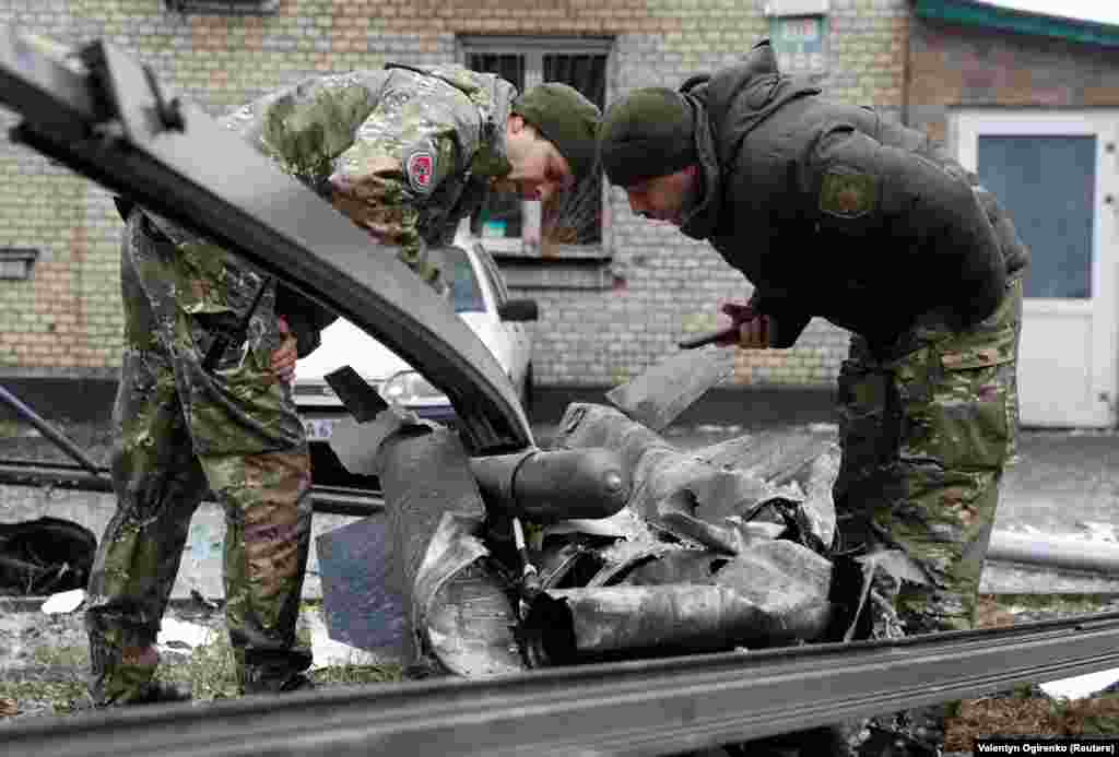 Сілавікі аглядаюць ракету ў цэнтры Кіева