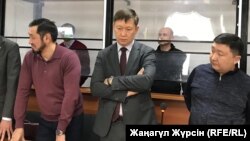 На заднім пляне — абвінавачаныя ў справе аб раскраданьні нафты падчас абвяшчэньня прысуду, 12 сьнежня 2018 году