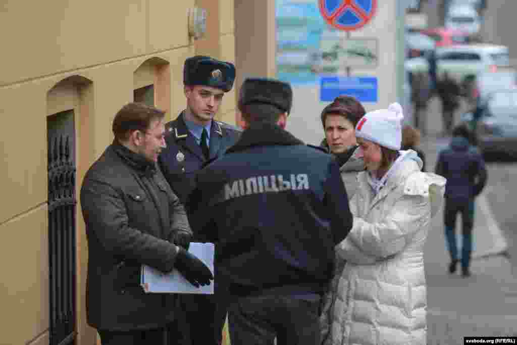 Ахоўнікі быдынку Аддзелу па барацьбе з арганізаванай злачыннасьцю цікавяцца ўлёткамі