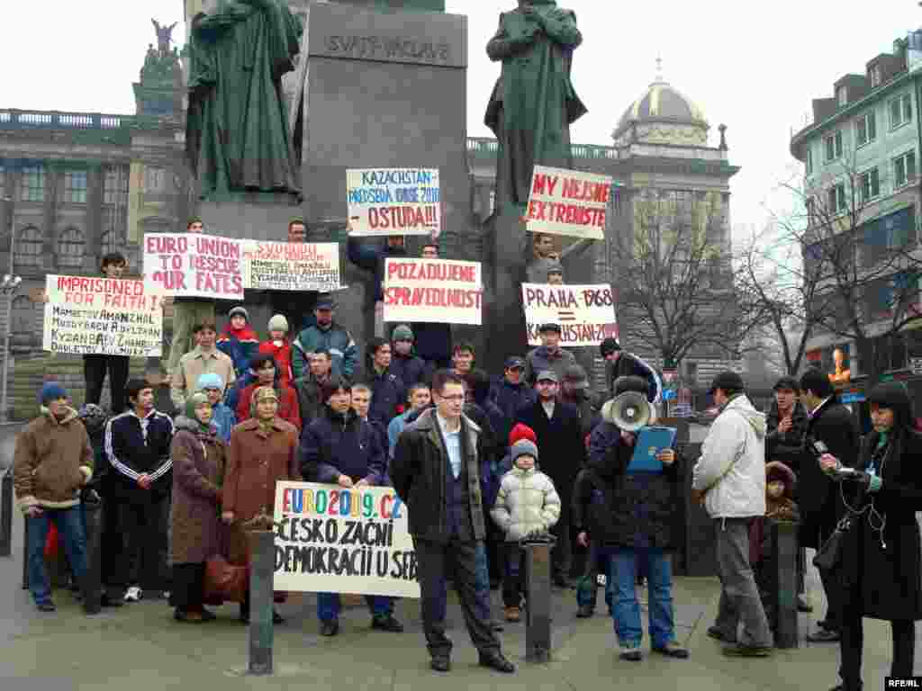 Олар өз үндерін чех билігіне жеткізу үшін төрт тілде жазылған талап-тілектерін екі сағат бойына оқып тұрды - Алғашқы лекпен келген 25 босқынға «халықаралық қорғаудағылар» мәртебесі берілген, яғни олар саяси босқын деп танылған. Бірақ қазір Чехия билігі Батыс Қазақстаннан келген ондаған діни босқындарға ондай мәртебе беруден бас тартып отыр.