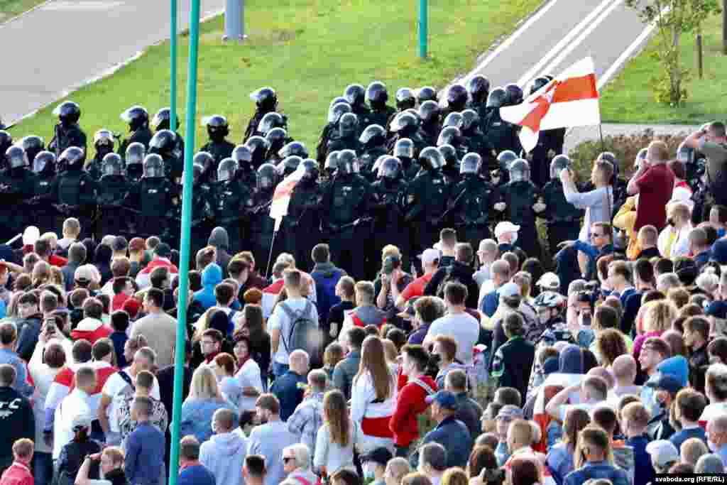 Пратэстоўцы адыходзяць ад блёку АМАП на праспэкце Пераможцаў, ідуць назад у бок стэлы