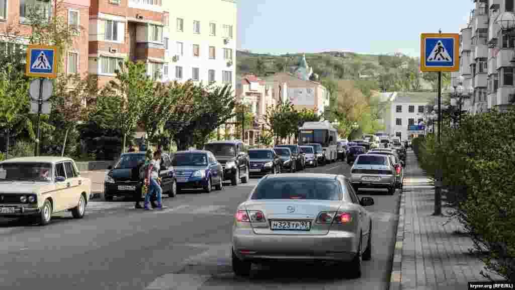 &nbsp;Ради репетиции были перекрыты основные дороги в центральной части города, включая те, по которым едет транзитный транспорт с Керченской переправы. В результате город встал в пробках