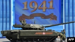 Новейший российский танк T14 "Армата" заглох на Красной площади накануне Парада Победы. Май 2015 года