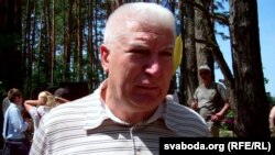 Пятро Сіненка на адкрыцьці помніка Міхасю Жызьнеўскаму ў вёсцы Сьцяг Працы пад Гомелем