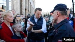 Алексей Навальный спорит с полицией на митинге против сноса