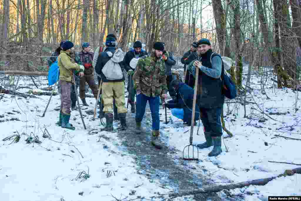 Группа готова отправиться на поиск и сбор черемши!