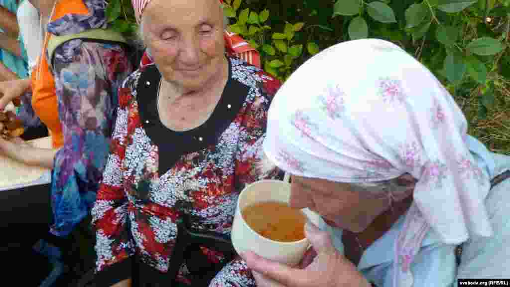 Мясцовыя жыхаркі, якія рыхтавалі стол для пілігрымаў