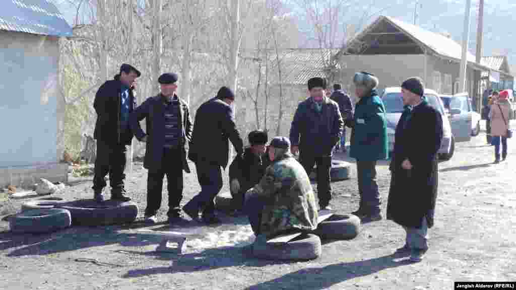 Аҳолии &amp;nbsp;маҳаллӣ дар кӯчаҳо дар Бодканд рӯзи 18-уми январ