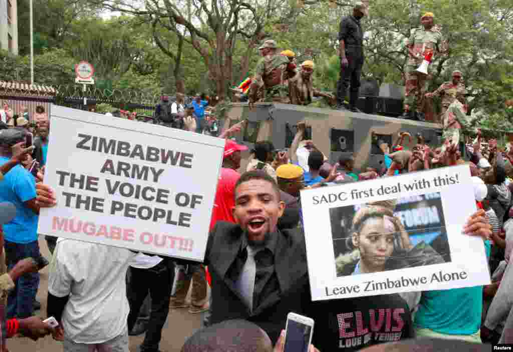 Zimbabwe - Protesters calling for Zimbabwean President Robert Mugabe to step down, 18Nov2017