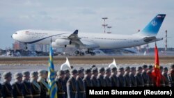 Самолет Airbus A340 с президентом Ирана Хассаном Роугани приземляется в Москве в 2017 году