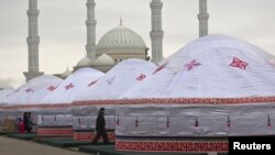 Наурыз мейрамы кезінде Әзірет Сұлтан мешіті маңында тігілген киіз үйлер. Астана, 22 наурыз 2014 жыл.