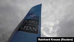 Сьцяг NATO на саміце альянсу ў Брусэлі ў ліпені 2018 году