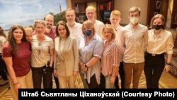 Сьвятлана Ціханоўская у Празе на сустрэчы з удзельнікамі праграмы дапамогі Medevac. Надзея Пятроўская крайняя справа ў першым шэрагу. 