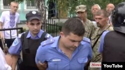 Один из задержанных в Кривом Озере полицейских – кадр из видео сайта "Новости N"