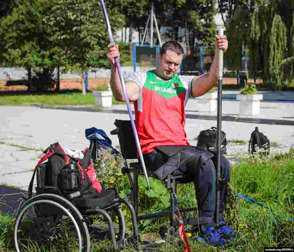 Аляксандар Трыпуць, 34 гады. Інвалід па зроку. Чэмпіён Паралімпіяды ў Атэнах па кіданьні дзіды