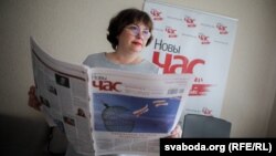 Галоўная рэдактарка газзэты «Новы час» Аксана Колб са сваім выданьнем. Архіўнае фота.