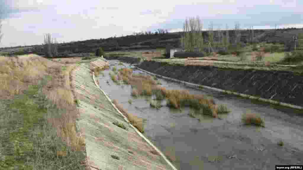 Вслед за Белогорским начало мелеть и Тайганское водохранилище. Некогда крупное водохранилище объемом 13,8 млн кубометров воды стало напоминать ставок