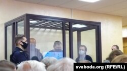 Суд у Горадні па «справе Ціханоўскага». Падсудныя Ўладзімер Кніга, Яўген Разьнічэнка, Зьміцер Фурманаў. 17 траўня 2021 году.