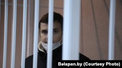 Блогер Павал Сьпірын у судзе.