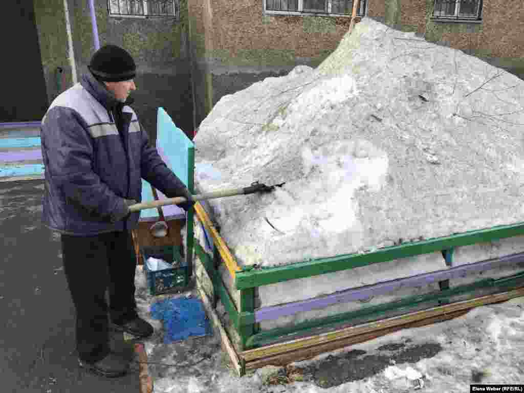 Үйі комбинатқа жақын маңда орналасқан бұл тұрғын Азаттық тілшісіне бірнеше жыл бұрын қар бұдан таза болғанын айтады. Сөзінше, күн сайын қарға өндіріс қалдықтары қонады.