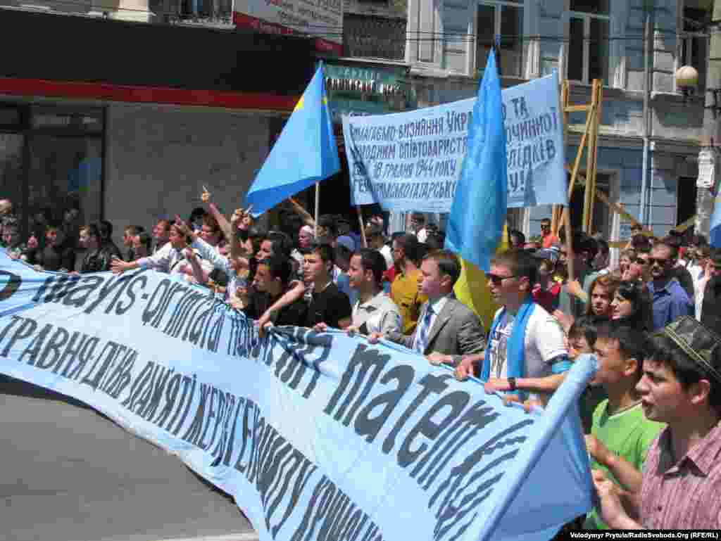 Митинг в День памяти жертв депортации крымскотатарского народа из Крыма на центральной площади Симферополя, 2011 год