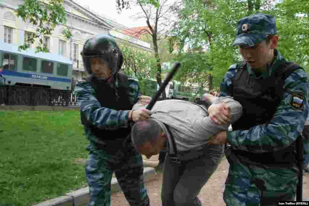 Russia-- The action of opposition "White City" on the day of the inauguration of President Vladimir Putin, 7May2012