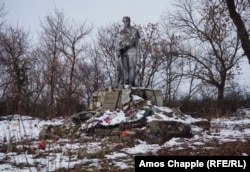 Ваенны мэмарыял савецкіх часоў у прыфрантавым горадзе Луганскай вобласьці, 7 сьнежня 2021 г.