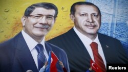 Hakim AKP tərəfdarları seçki yürüşü zamanı R.T.Erdoğan və A.Davutoğlu-nun əks olunduğu banneri tuturlar 2015