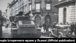 Савецкі танк Т-28 на вуліцы Львова, верасень 1939