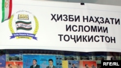 Тәжікстан парламентіне сайлауға түсіп жатқан саяси партиялардың жарнамалары. Душанбе, 20 ақпан 2010 жыл.