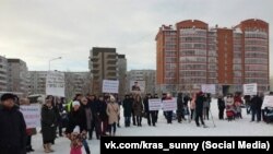 Жители микрорайона Солнечный в Красноярске на митинге 