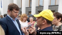 Акция переселенцев из Крыма под украинским парламентом, 5 июня 2014года