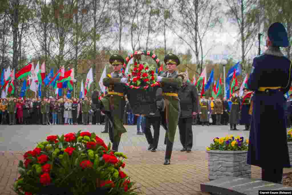 На цырымоніі прысутнічала нямала прадстаўнікоў дзяржаўных структураў, а таксама БРСМ, праўладнага грамадзкага аб&rsquo;яднаньня &laquo;Белая Русь&raquo;, кампаніі &laquo;Белтэлекам&raquo;