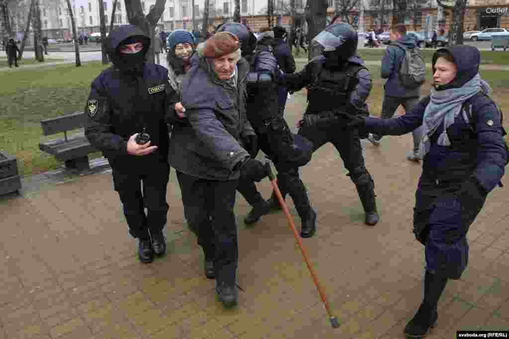 Затрымліваюць Яна Грыба. (Тут можна паглядзець кароткі фільм пра яго)