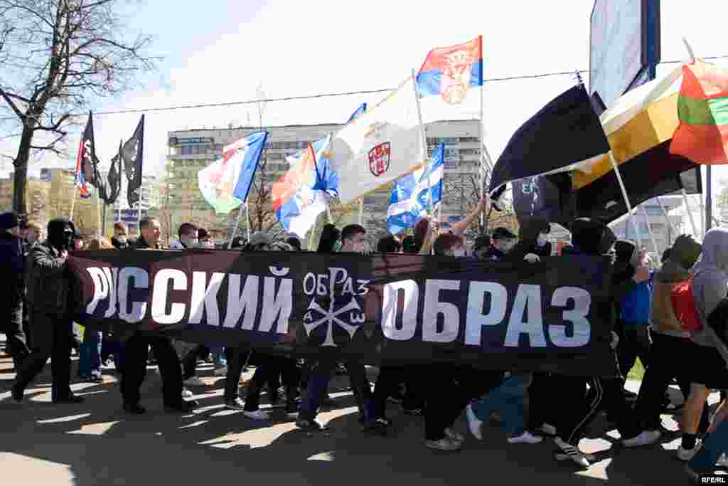 Участники акции с прикрытыми масками и шарфами лицами при этом скандировали не всегда политические лозунги: "Молодежь! Русь! Революция! Спорт! Здоровье! Национализм! Чак Норрис! Свободу Техасу!"